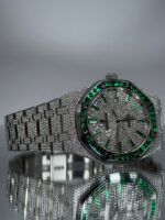 ⁠Audemars Piguet 15400 Royal Oak Iced Out mit grünen Saphiren von Seite