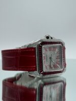 Armband von Cartier Santos 100XL iced Out mit rotem Lederarmband