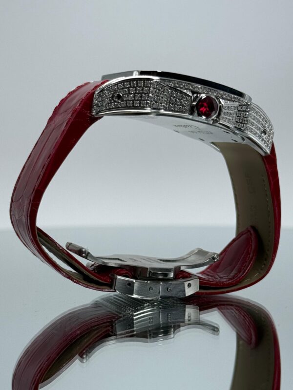 Geschlossene Cartier Santos 100XL iced Out mit rotem Lederarmband