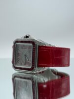 Seite von Cartier Santos 100XL iced Out mit rotem Lederarmband