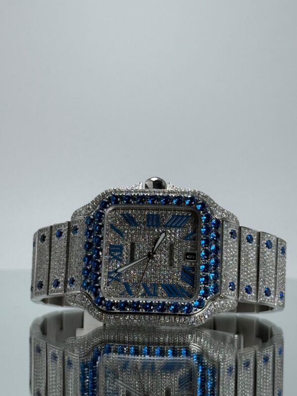 Cartier Santos iced Out mit blauen Saphiren