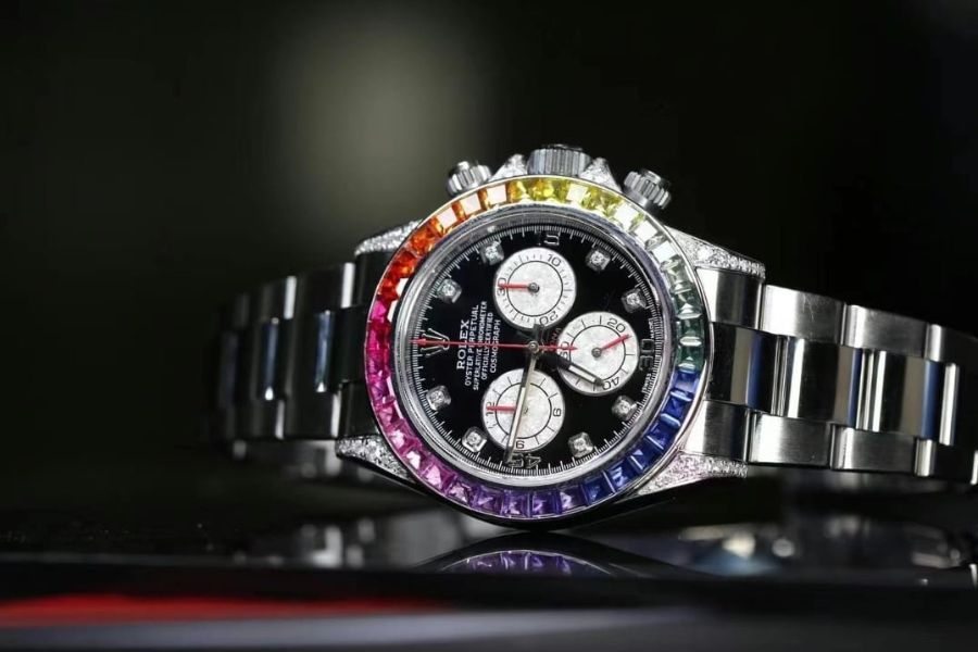 Diamant veredelte iced out custom Rolex Cosmograph mit Rainbow Edelsteinen