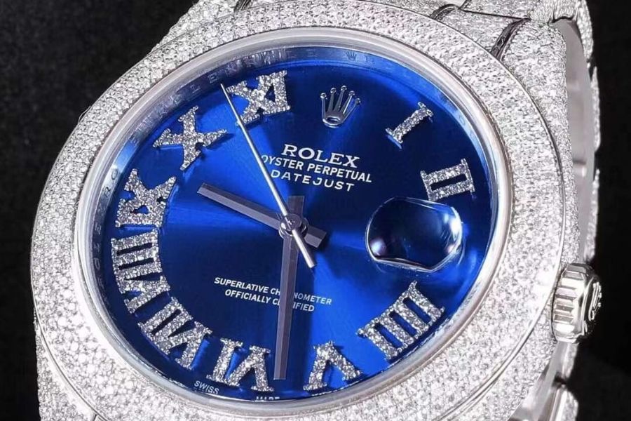 Diamant veredelte iced out Rolex Datejust mit blauem Zifferblatt