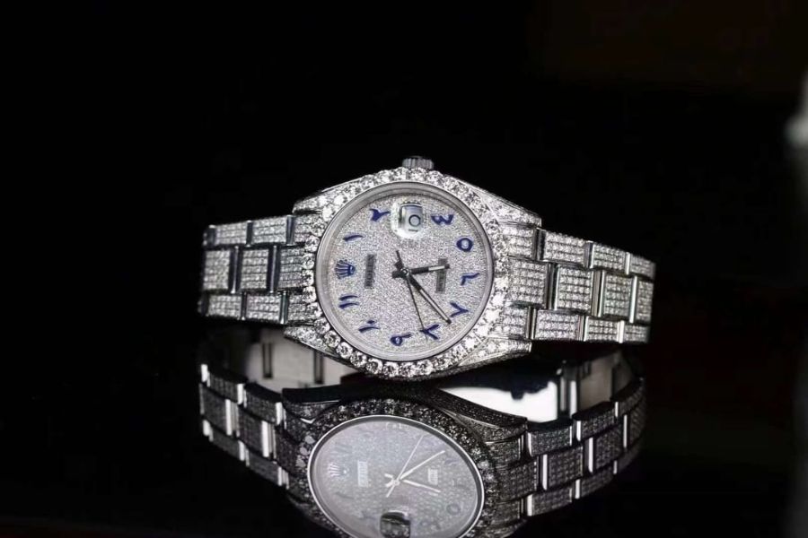 Diamant veredelte iced out Rolex Datejust mit blauen Arabic Zahlen