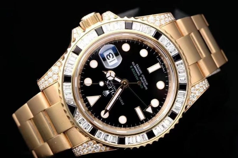 Diamant veredelte iced out Rolex GMT Master in Gold