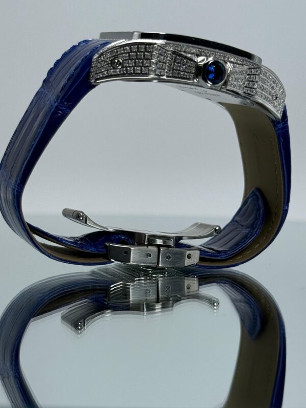 Geschlossene Cartier Santos 100XL iced Out mit blauem Lederarmband