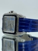 Seite von Cartier Santos 100XL iced Out mit blauem Lederarmband