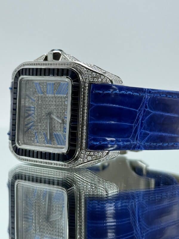 Seite von Cartier Santos 100XL iced Out mit blauem Lederarmband