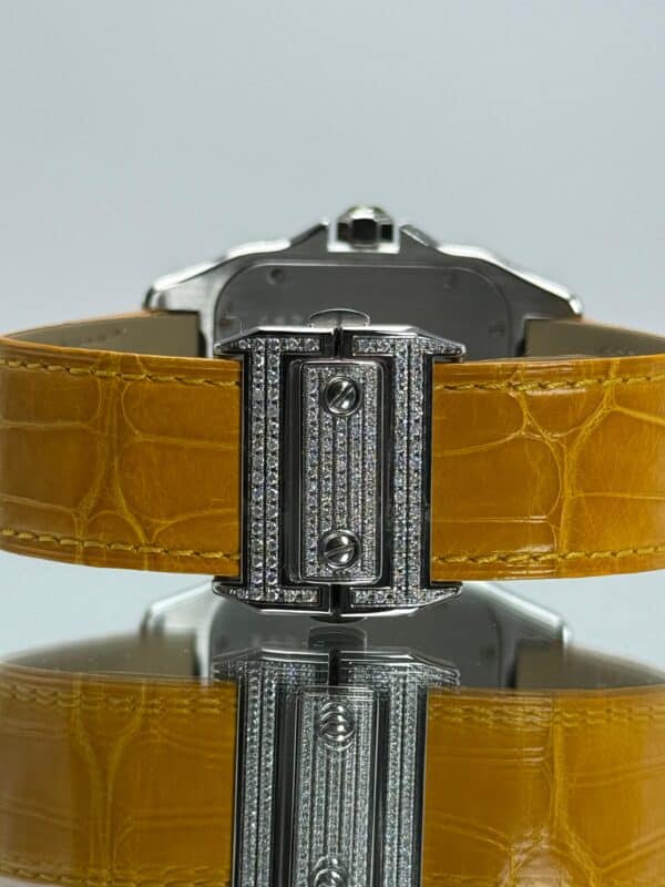 Schliesse von Cartier Santos 100XL iced Out mit gelben Lederarmband