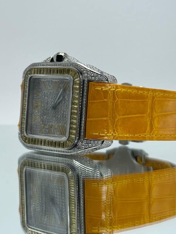 Seite von Cartier Santos 100XL iced Out mit gelben Lederarmband