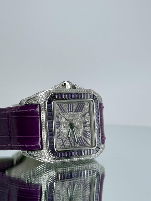 Armband von Cartier Santos 100XL iced Out mit violettem Lederarmband