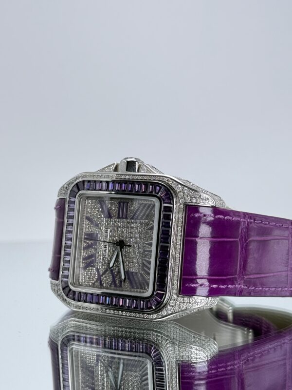 Seite von Cartier Santos 100XL iced Out mit violettem Lederarmband