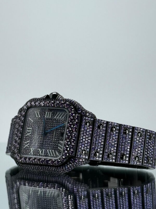 Seite von Black Cartier Santos iced Out mit violetten Lab Saphiren