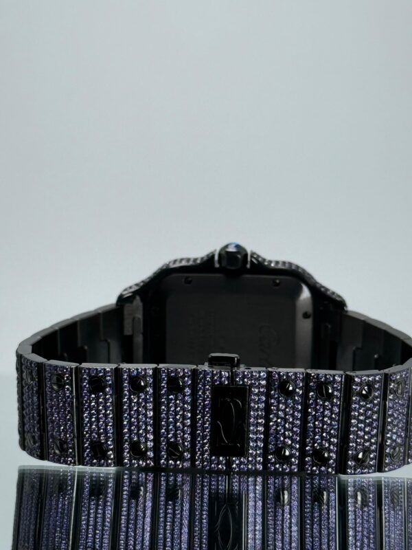 Schliesse von Black Cartier Santos iced Out mit violetten Lab Saphiren