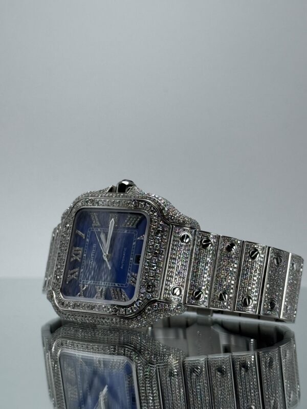 Seite von Cartier Santos iced Out mit Deep Sea Blue Ziffernblatt