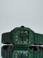 Black Cartier Santos iced Out mit grünen Lab Saphiren
