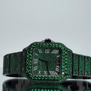 Black Cartier Santos iced Out mit grünen Lab Saphiren