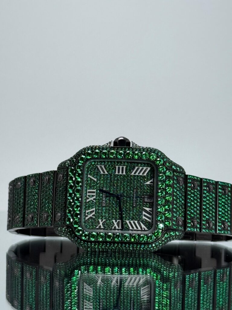 Black Cartier Santos iced Out mit grünen Lab Saphiren