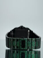 Schliesse von Black Cartier Santos iced Out mit grünen Lab Saphiren