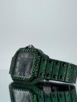 Seite von Black Cartier Santos iced Out mit grünen Lab Saphiren