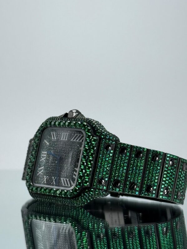 Seite von Black Cartier Santos iced Out mit grünen Lab Saphiren